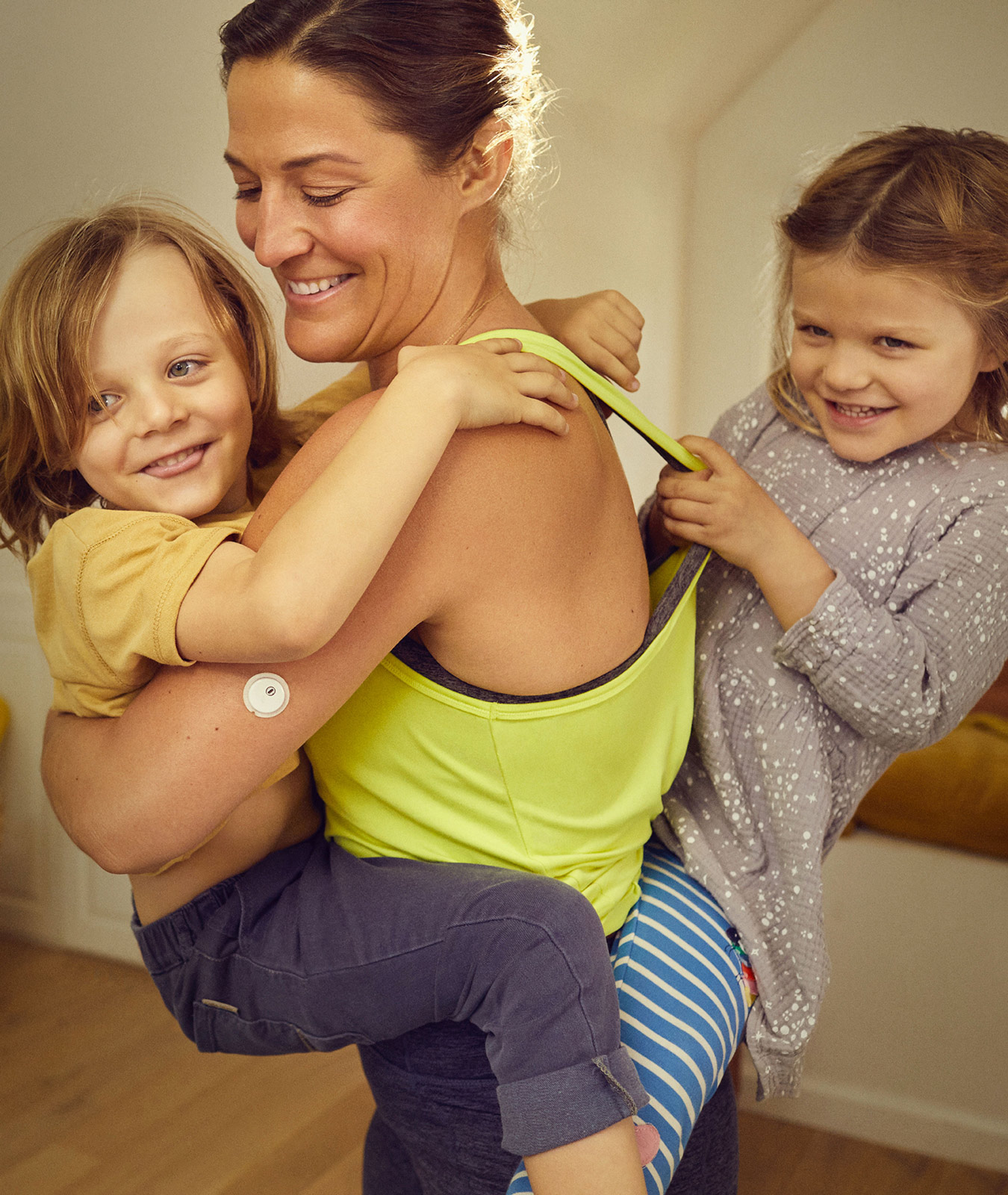 Children playing with Mom wearing FreeStyle LIbre 3 sensor on her arm